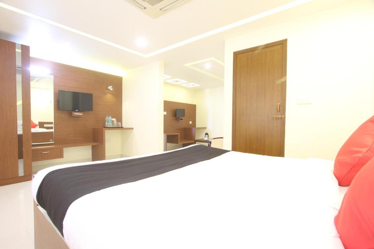Divines Business Hotel Kuzhittura Exterior photo