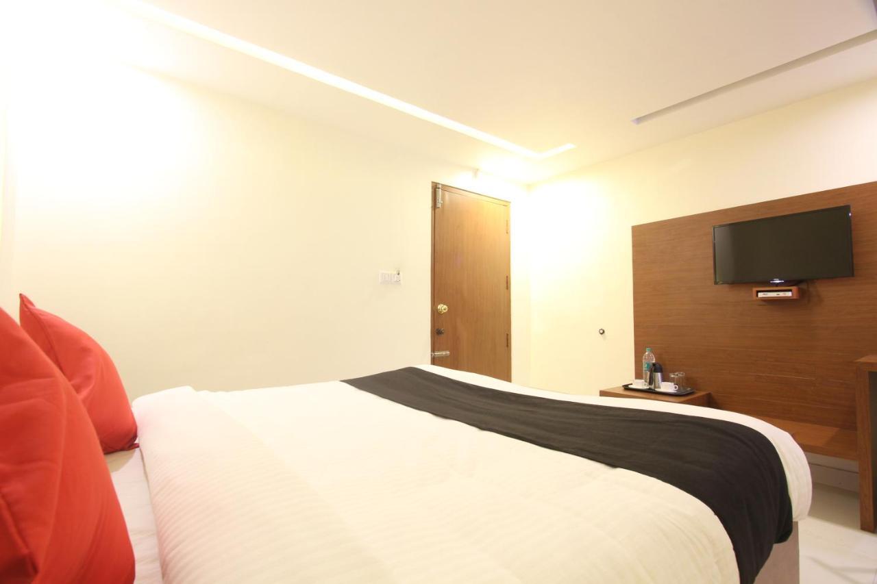 Divines Business Hotel Kuzhittura Exterior photo
